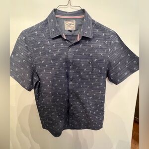 FLAG & ANTHEM SIZE MEDIUM MEN’ S SHORT SLEEVE SHIRT. VARIOUS SHADES OF BLUE